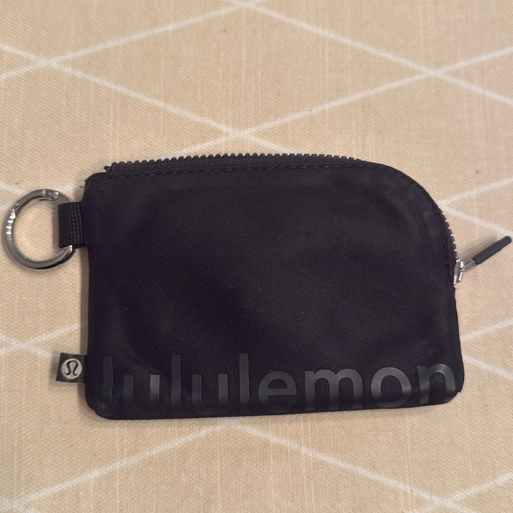 Lululemon clippable card pouch